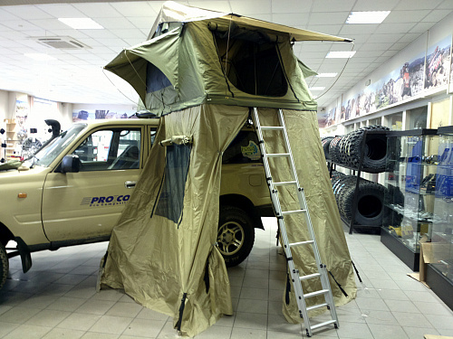 Палатка туристическая быстрораскладывающаяся СТОКРАТ для установки на крышу автомобиля с дополнительным тамбуром.