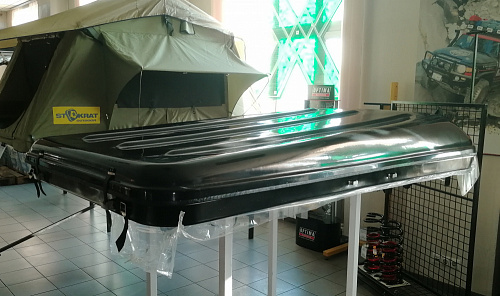 Палатка туристическая быстрораскладывающаяся СТОКРАТ с пластиковой крышей для установки на крышу автомобиля, черная (подъем пневмоупорами)