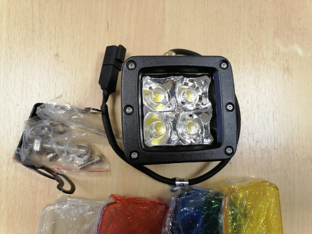 Фара светодиодная 12W, прямоугольная 80х75 мм, с креплением и цветными светофильтрами в комплекте - уценка 